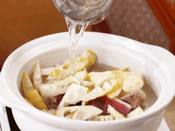 砂鍋中依次放入姜片、雞肉、春筍、火腿，加入足量的水，大火燒開后，轉小火燉40分鐘