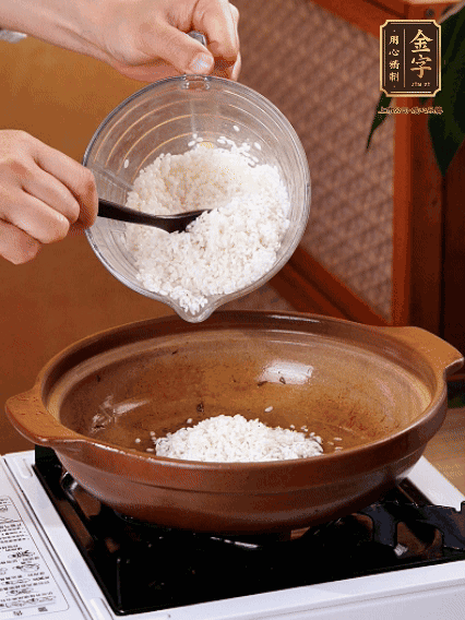 砂鍋中倒入煎羊肚菌的油，涂勻。加入提前浸泡過1小時(shí)的生米，再加入和生米齊平的水,,蓋蓋子，大火煮沸后轉(zhuǎn)小火煮至水分微干