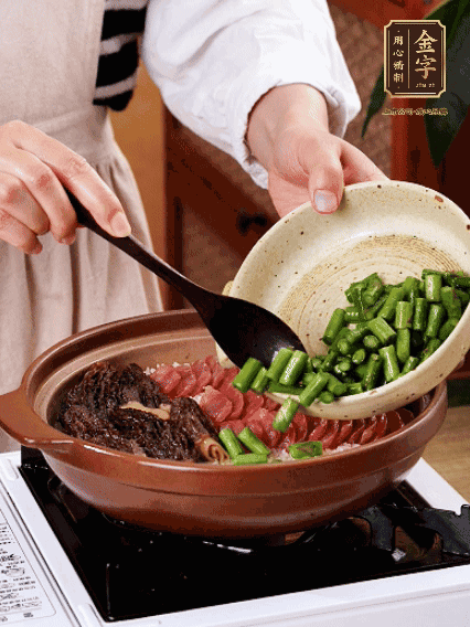 鋪上金字香腸、羊肚菌、蘆筍，蓋蓋子燜7分鐘