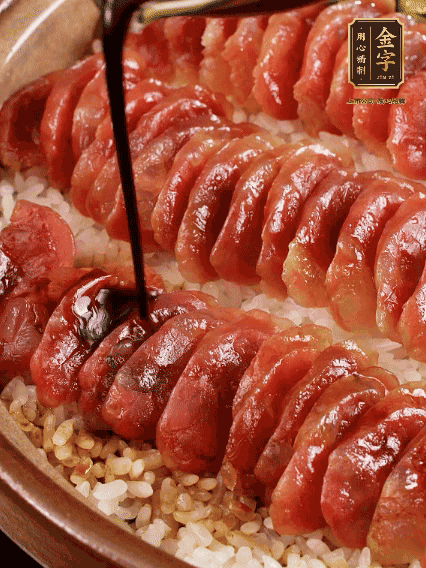 淋上醬汁攪拌均勻
調(diào)一個(gè)醬汁：生抽2匙、老抽半匙、蠔油半匙、白砂糖1/3匙、雞精1/3匙、香油5滴、水1匙