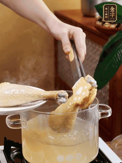 雞腿冷水下鍋，加蔥姜焯水，洗凈備用