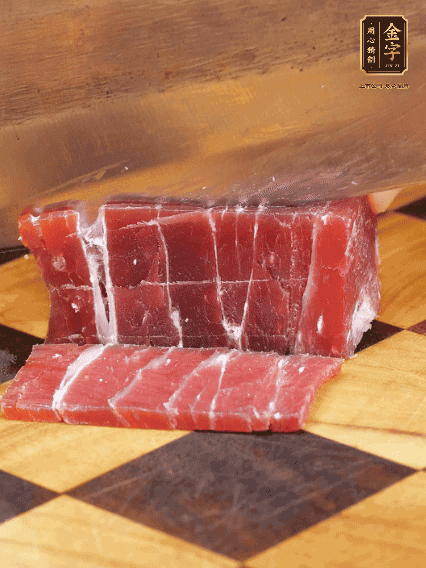 金字飄香火腿塊切片，溫水浸泡5分鐘