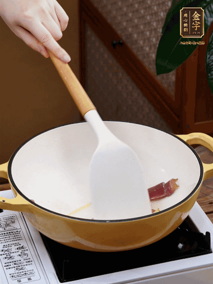 油熱，姜絲、火腿微微煸出香味