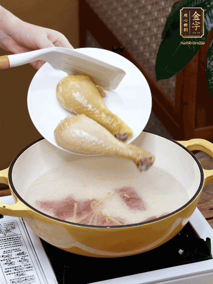 倒清水，放雞腿，大火煮開轉(zhuǎn)中小火煮20分鐘