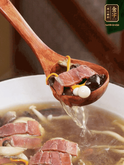 加羊肚菌、雞縱菌、蟲草花、海鮮菇、白玉菇再煮20分鐘