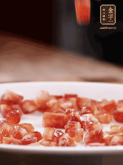 金字迷你小香腸切小段，煎出肉香