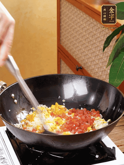 放隔夜飯攪散，加香腸，1勺生抽、半勺鹽調(diào)味。最后撒蔥花