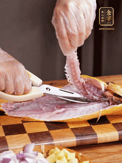 黃魚處理干凈，對(duì)半片開去骨，泡入蔥姜水、料酒、鹽調(diào)成的料汁中浸泡15分鐘，擦干水分