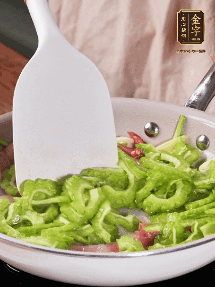 熱油，火腿、蔥姜、干辣椒煸香，再下苦瓜翻炒