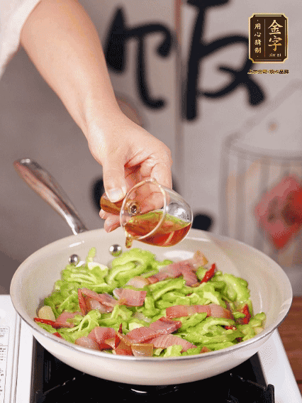 淋一圈料酒，少許糖調(diào)味