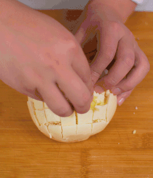 在縫隙里塞適量馬蘇里拉奶酪、再塞入淡火腿碎。