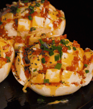 灑適量小蔥和黑芝麻，放入預(yù)熱的烤箱180度15分鐘。