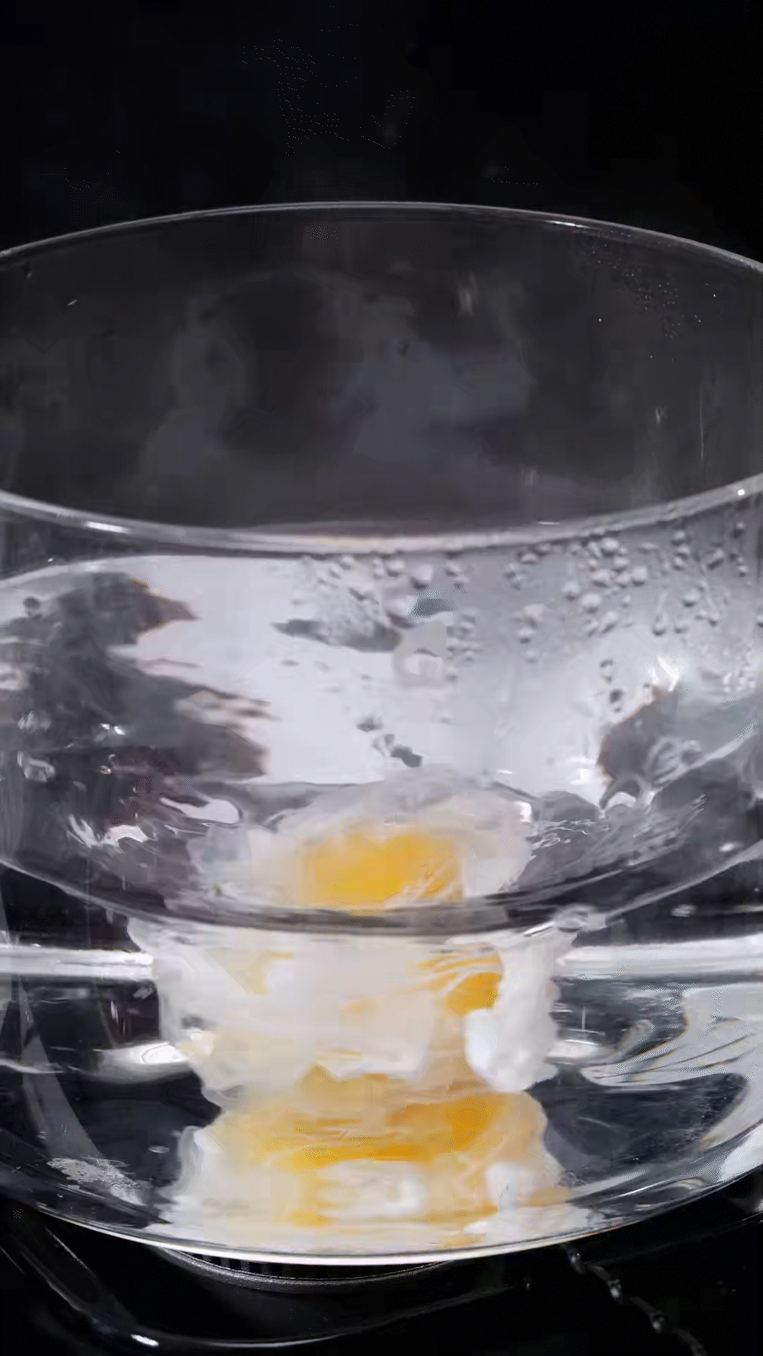 水開加入白醋和雞蛋，做成水波蛋
