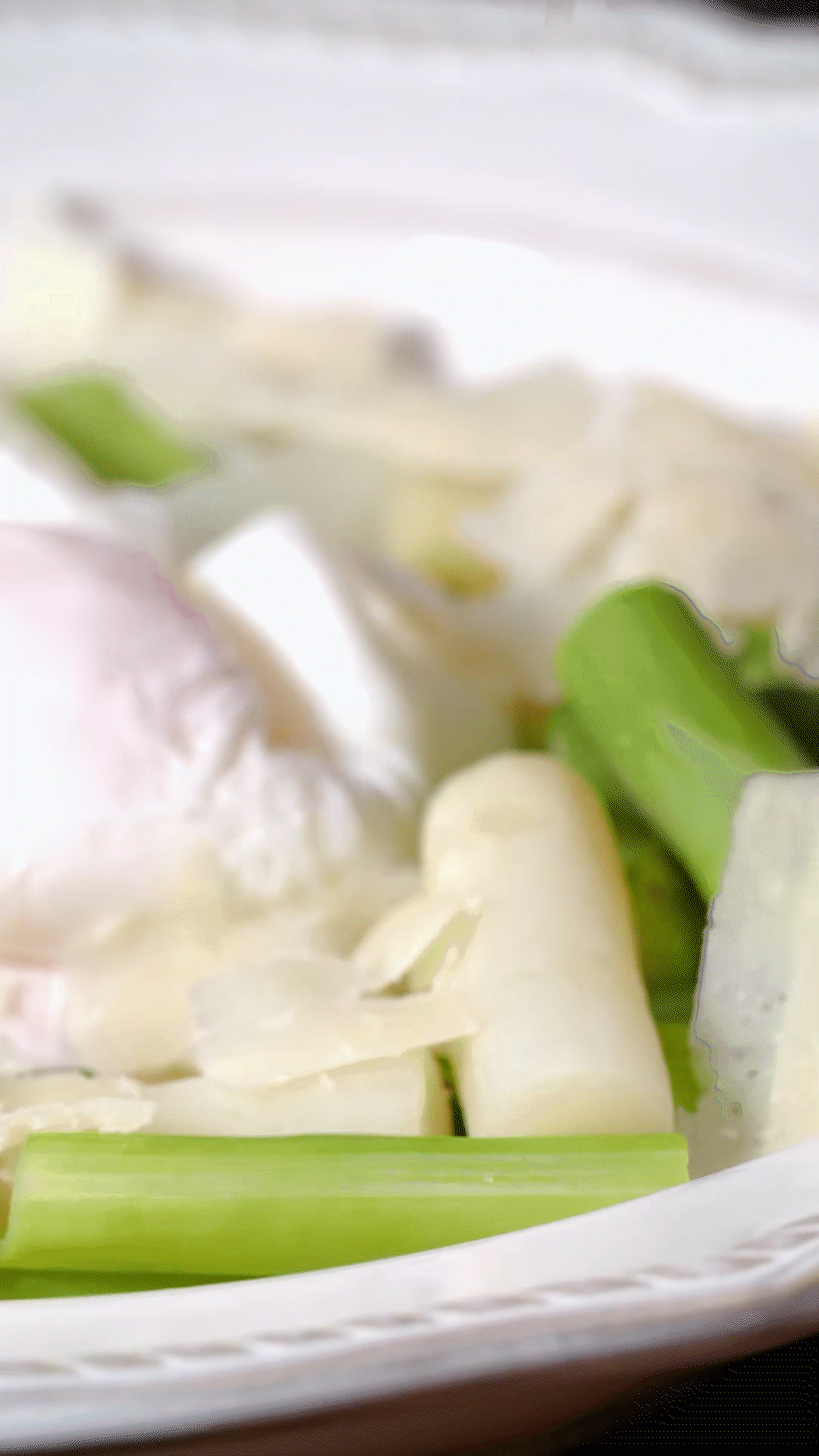 盤中放上蘆筍和雞蛋后，刨上適量干酪
