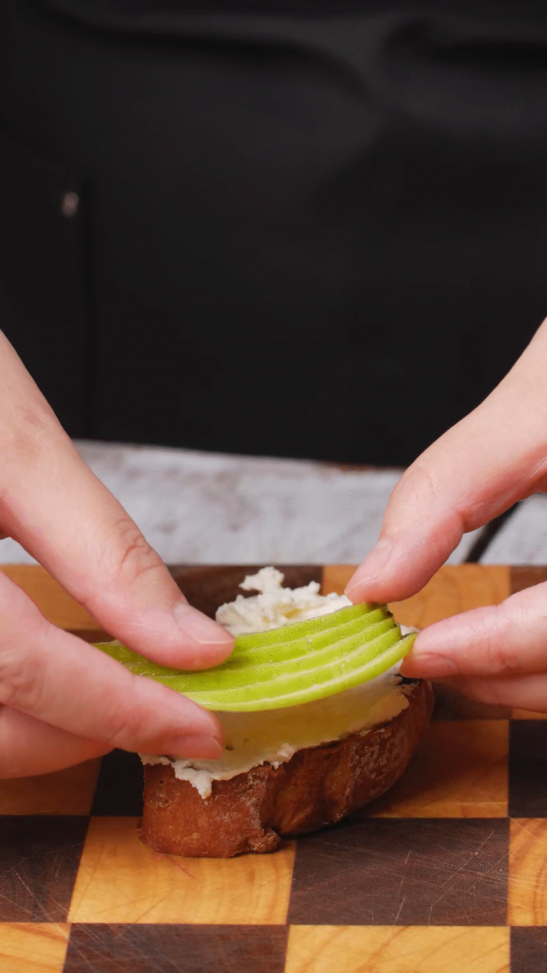 歐包抹上奶酪依次放上：蘋果、梨、藍莓
