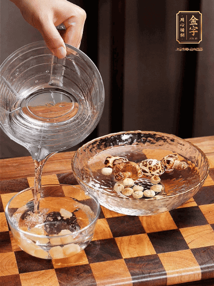 將雞肉、鮑魚、蝦仁焯水，冬菇、蓮子、干貝泡發(fā)