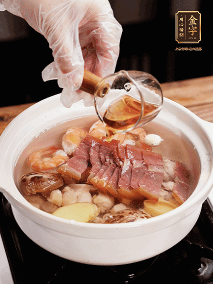 7種食材+帶皮冬瓜塊用砂鍋/電飯煲煮湯功能煮熟，少許鹽、花雕調(diào)味