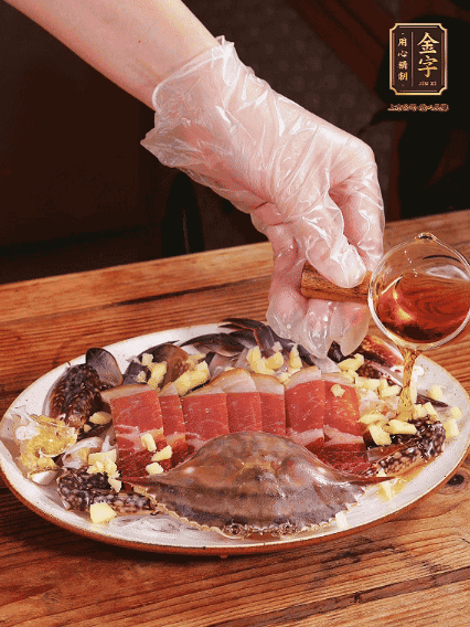 冷水上鍋蒸12分鐘（具體看蟹的大?。詈笕錾鲜[絲、澆上熱油即可