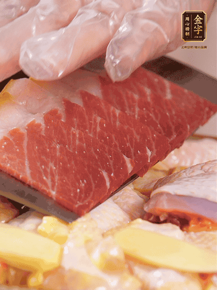 碼上金字火腿片，上鍋蒸足40分鐘