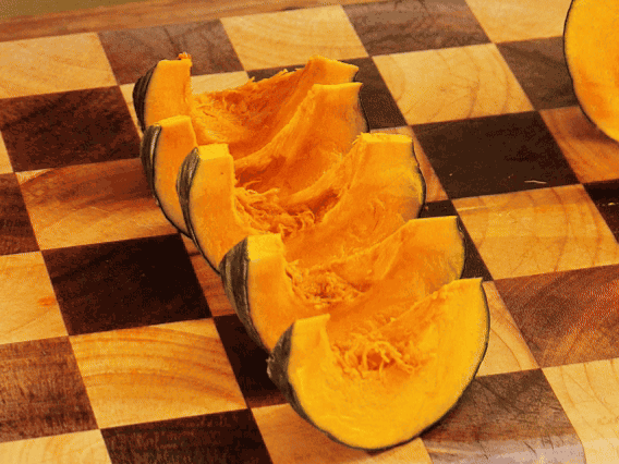 貝貝南瓜去瓤切小塊；干香菇熱水泡發(fā)，切條