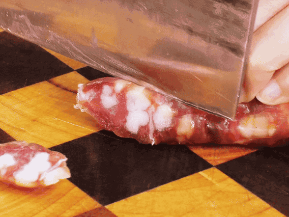 香腸少油煸出香味，下南瓜、板栗、香菇翻炒。2勺生抽、1勺老抽、1勺蠔油、1勺鹽、半勺糖調(diào)味