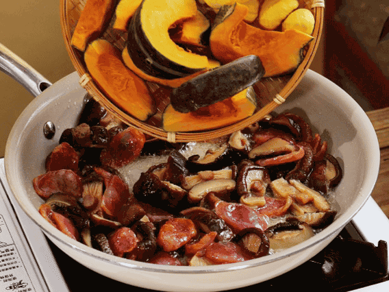 清洗好的大米放入電飯鍋，加裹滿醬汁的食材，再加剛好沒(méi)過(guò)食材的水，攪拌一下