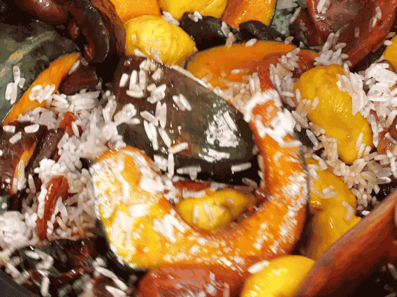 電飯煲正常煮飯模式煮飯。出鍋后撒點(diǎn)蔥花