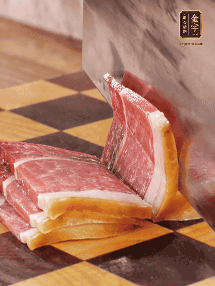 金字火腿切片，溫水浸泡5分鐘；肉皮泡發(fā)，切成小塊。