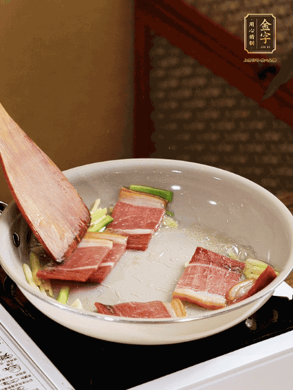 熱油下鍋，火腿、蔥姜蒜煸出香味備用