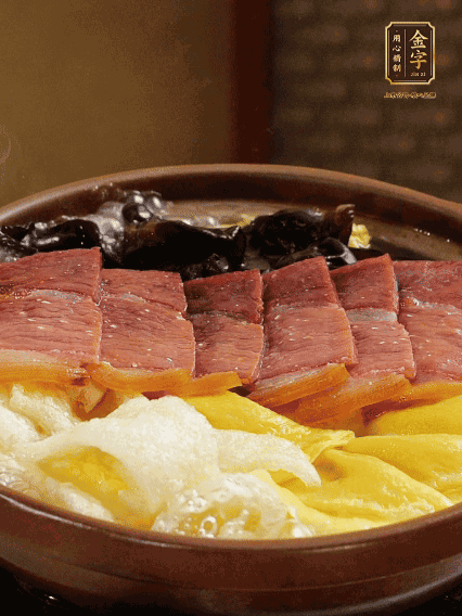 最后胡椒粉調(diào)味，撒小蔥花點(diǎn)綴