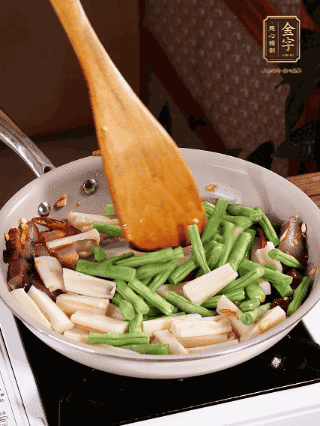 加少許生抽、蠔油、料酒、雞精調(diào)味，少許清水燜2分鐘，炒至豆角皺皮即可