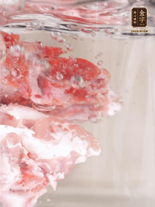 豬骨冷水下鍋，加蔥姜、料酒焯水4分鐘。