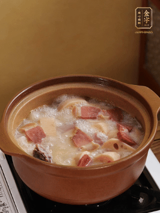 豬油潤(rùn)鍋，豬骨、姜片煸出油脂香，再依次下開(kāi)水、蓮藕、火腿，大火燒開(kāi)