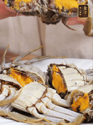 大閘蟹處理干凈，一切兩半。