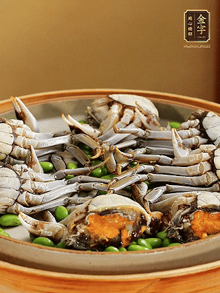 盤底鋪毛豆，依次放大閘蟹、咸肉， 淋一圈料酒、豉油。