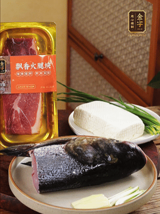 花鰱魚頭處理干凈（刮黑膜、除貼骨血、拔魚牙、剪魚鰭、刮凈魚肉表面雜質(zhì)），從中間劈開成兩半，擦干水分