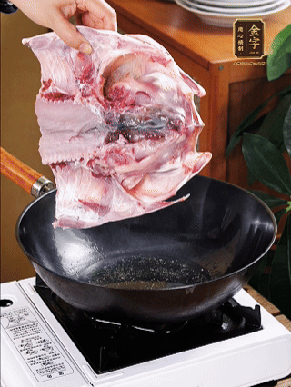 鍋里油燒熱（一半豬油、一半玉米油），放入魚頭，把魚頭煎至少兩面金黃