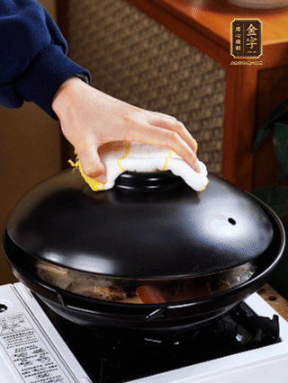 大火燒開，大火煮10~15分鐘。放入切好的豆腐，再煮5分鐘