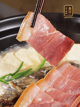 加入一丟丟鹽，撒點(diǎn)胡椒粉，蔥段點(diǎn)綴