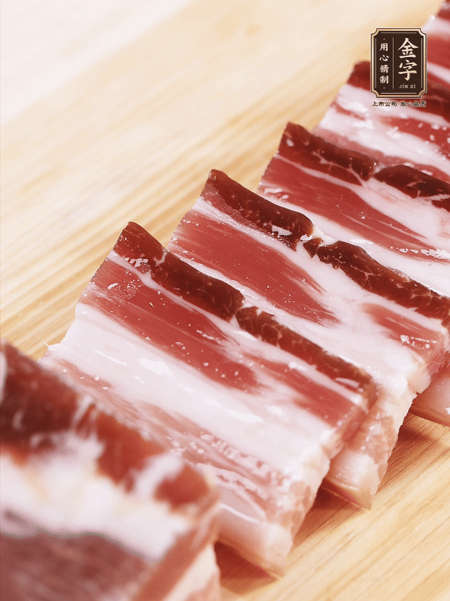 金字淡咸肉切厚片；金字淡咸肉、仔排加蔥姜、料酒焯水3分鐘，溫水洗凈。