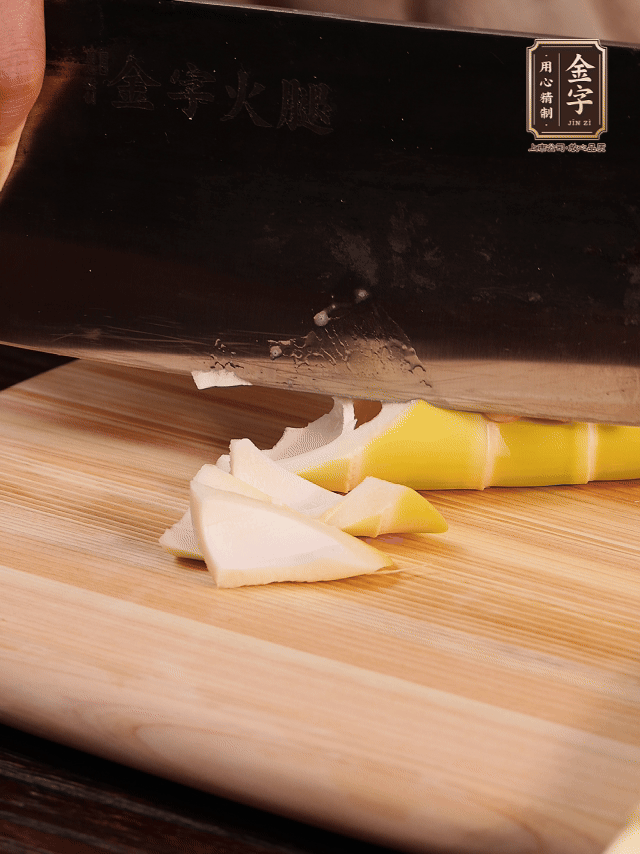 春筍去筍衣切滾刀塊；萵筍去皮切滾刀塊；春筍、百葉結(jié)焯水2分鐘。