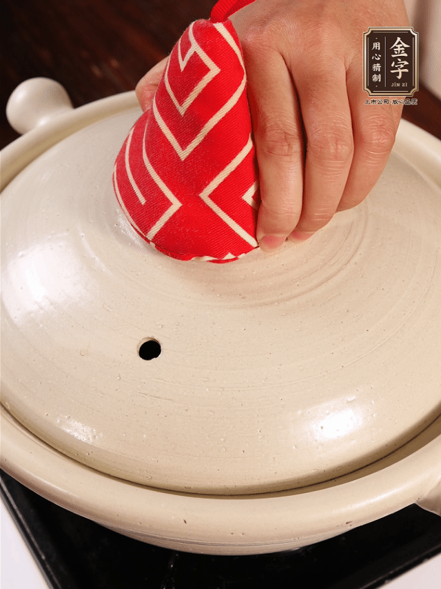 加開水燉煮，水沸后轉(zhuǎn)小火40分鐘。