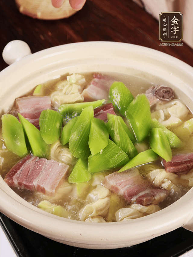 下春筍、百葉結(jié)，繼續(xù)燉15分鐘。最后下萵筍煮3分鐘，少許鹽調(diào)味。