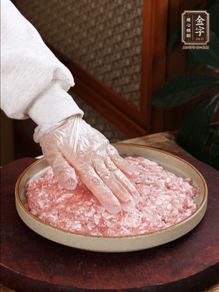 依次鋪肉末，碼入雞蛋豆腐，再鋪上金字香腸。