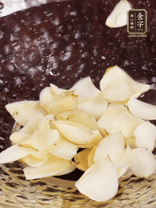 大蒜、生姜、紅蔥頭處理成粒。青辣椒切碎