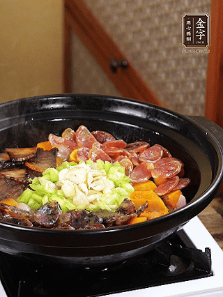 中間放入百合，圍一圈青椒碎，小火再焗2分鐘