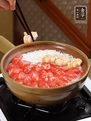 開(kāi)蓋戳幾個(gè)洞均勻受熱，鋪臘腸、蝦仁，蓋蓋小火煮5分